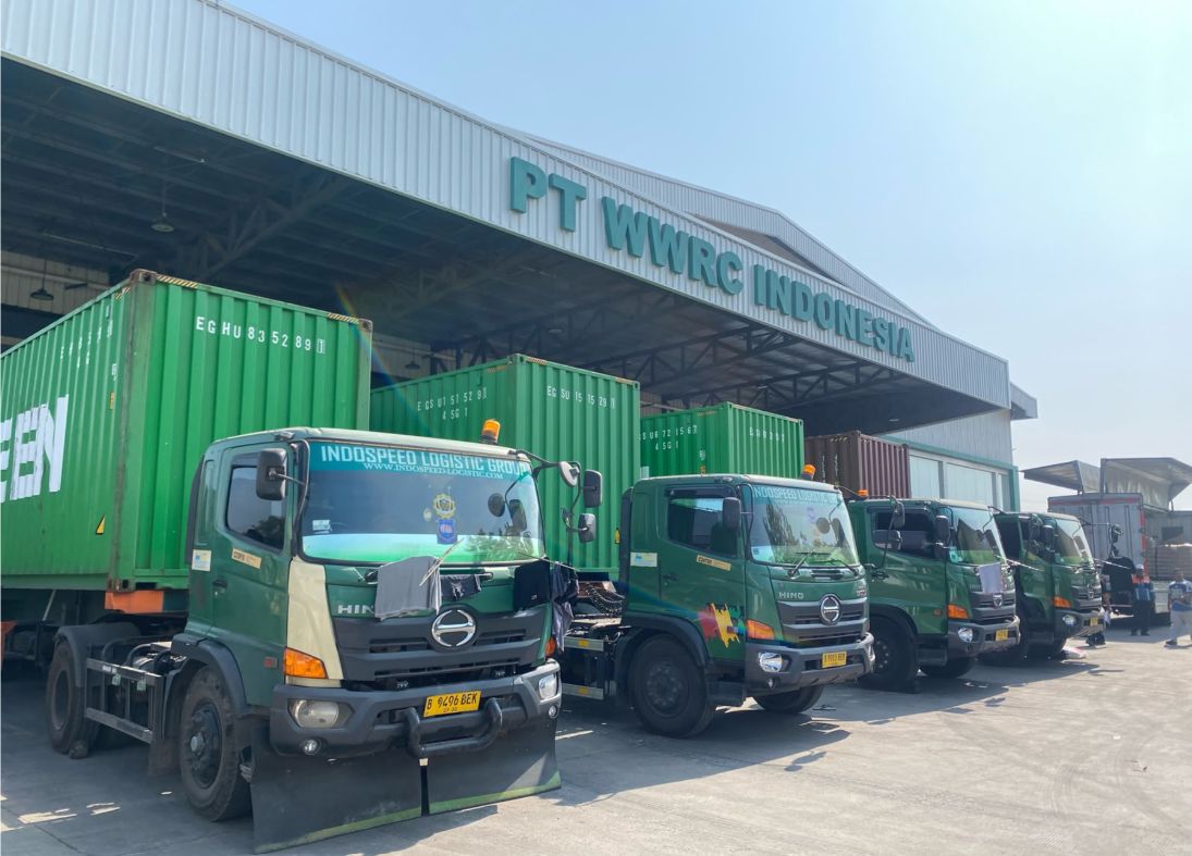 Truk kontainer di depan gudang PT WWRC Indonesia