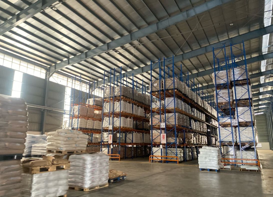 Rak palet di dalam gudang WWRC